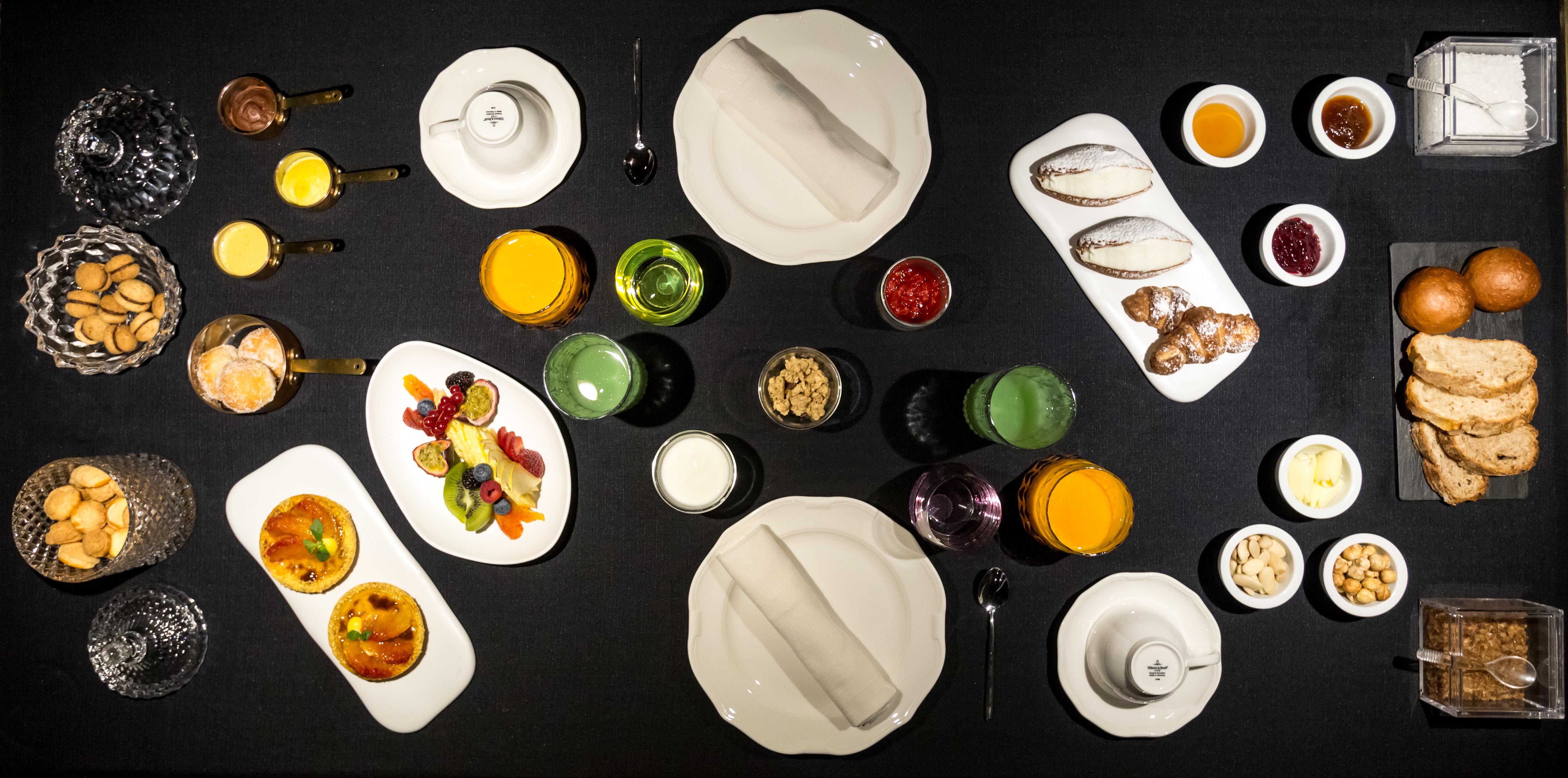 The H'All Tailor Suite Roma Ngoại thất bức ảnh A selection of tableware